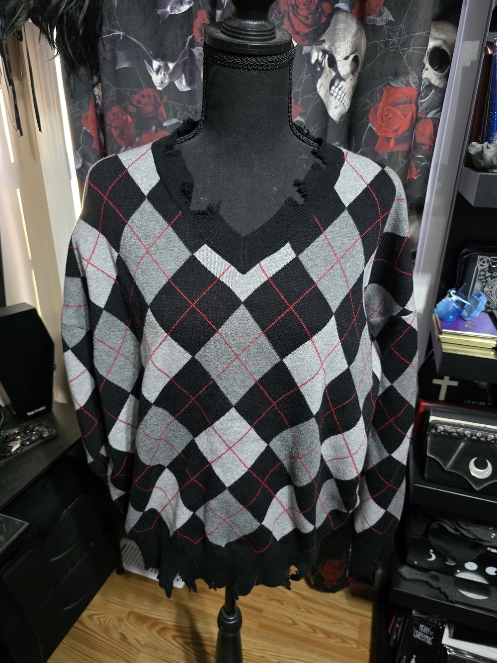 ROMWE Black and Gray Argyle Sweater with Red Grid